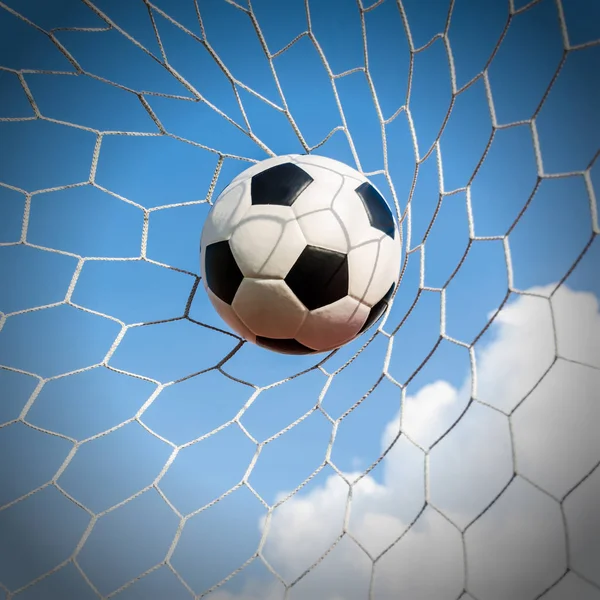 Fútbol fútbol en Goal net con el campo del cielo . — Foto de Stock