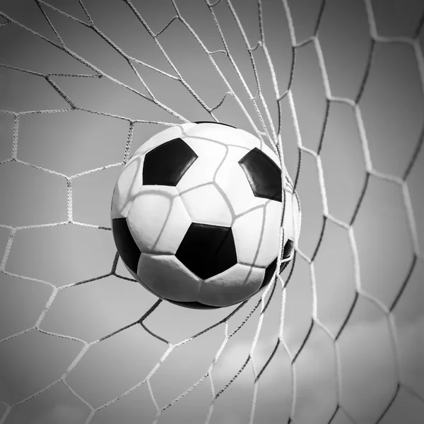 Voetbal voetbal in doel net met de hemel veld. — Stockfoto