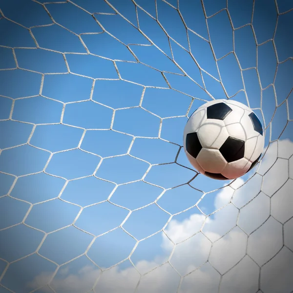 Fútbol fútbol en Goal net con el campo del cielo . —  Fotos de Stock