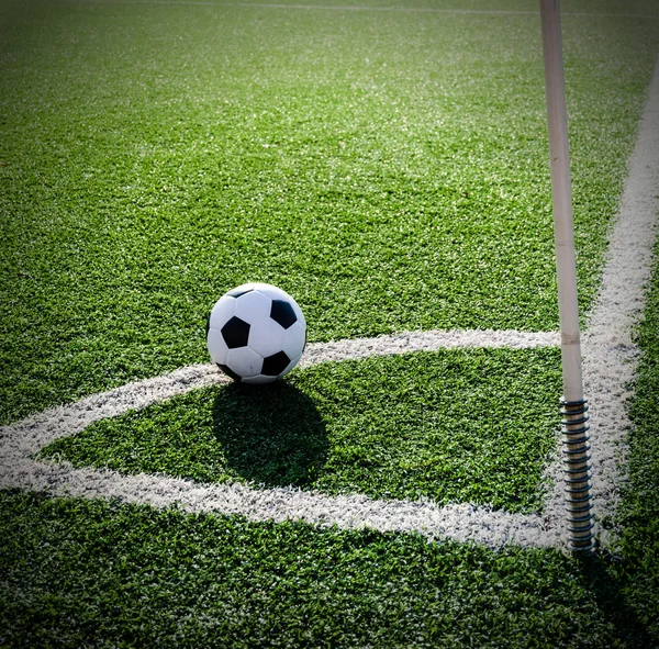 Futbol futbol için köşe köşe satırda tekme.