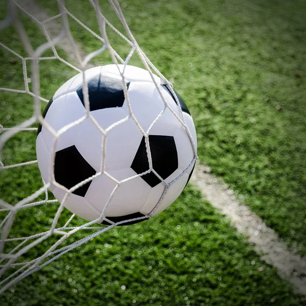 Futebol futebol em Goal net com campo de grama verde . — Fotografia de Stock