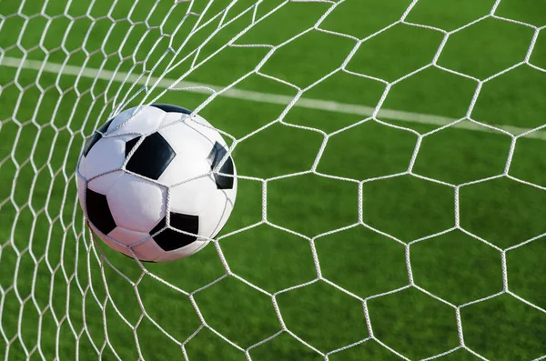 Fútbol fútbol en Goal net con campo de hierba verde . —  Fotos de Stock