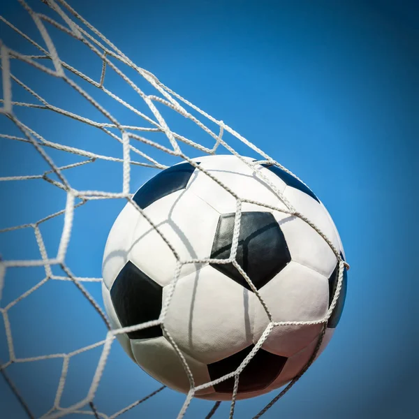 Fútbol fútbol en Goal net con el campo del cielo . — Foto de Stock