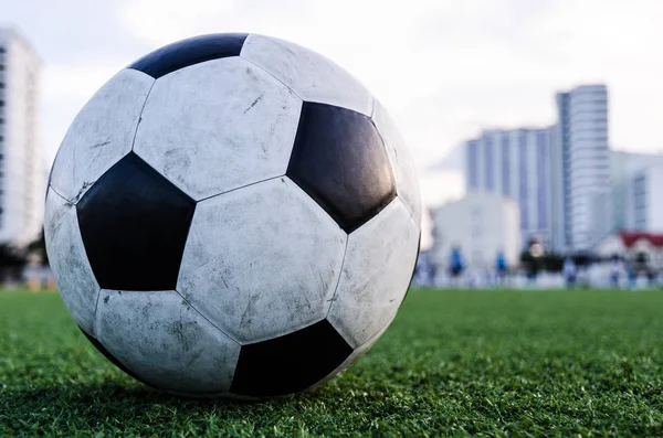 Fußball auf dem grünen Rasen des Fußballplatzes. — Stockfoto