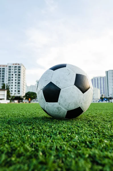 Fußball auf dem grünen Rasen des Fußballplatzes. — Stockfoto