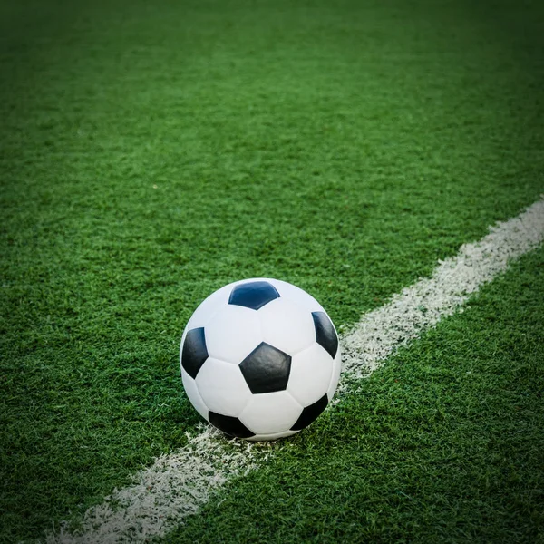 Soccer Football on the green grass of Soccer field. — Stock Photo, Image