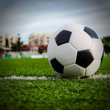 Futbol futbol futbol sahası yeşil çimenlerin üzerinde.