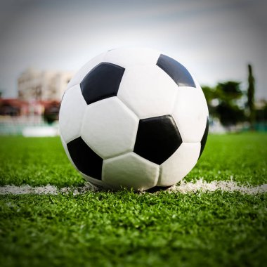 Futbol futbol futbol sahası yeşil çimenlerin üzerinde.