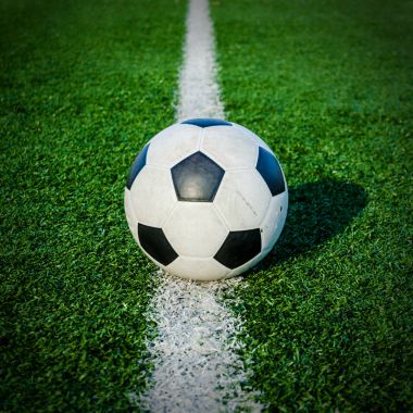 Futbol futbol futbol sahası yeşil çimenlerin üzerinde.