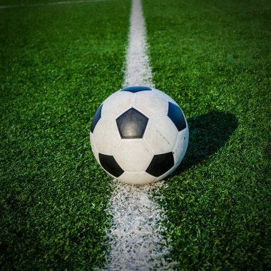 Futbol futbol futbol sahası yeşil çimenlerin üzerinde.