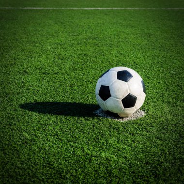 Futbol futbol futbol sahası yeşil çimenlerin üzerinde.