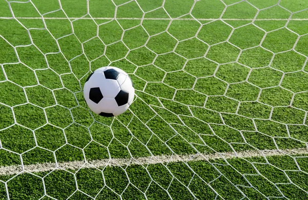 Futebol futebol em Goal net com campo de grama verde . — Fotografia de Stock