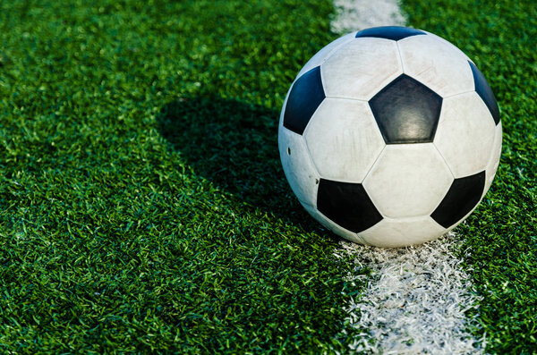 Футбол на зеленой траве футбольного поля
.