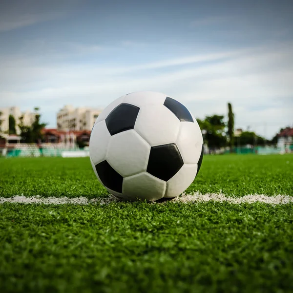 Fußball auf dem grünen Rasen des Fußballplatzes. — Stockfoto