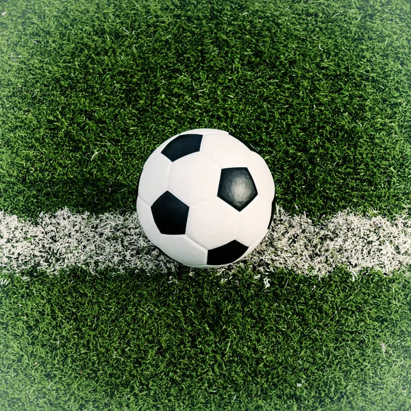 Voetbal voetbal op het groene gras van voetbalveld. — Stockfoto