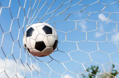 futbol futbol gol gökyüzü alanı ile net.