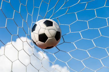 futbol futbol gol gökyüzü alanı ile net.