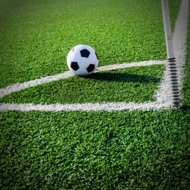 Futbol futbol için köşe köşe satırda tekme.