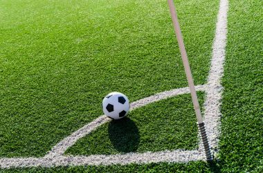 Futbol futbol için köşe köşe satırda tekme.