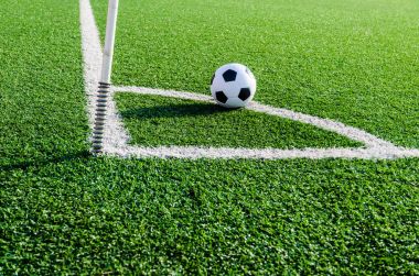 Futbol futbol için köşe köşe satırda tekme.