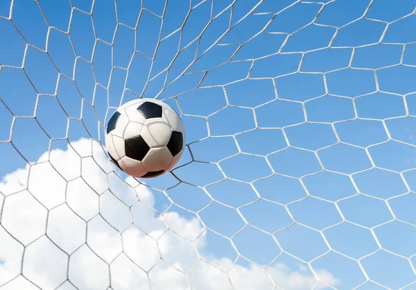 Futebol de futebol em rede Goal com o campo de céu . — Fotografia de Stock