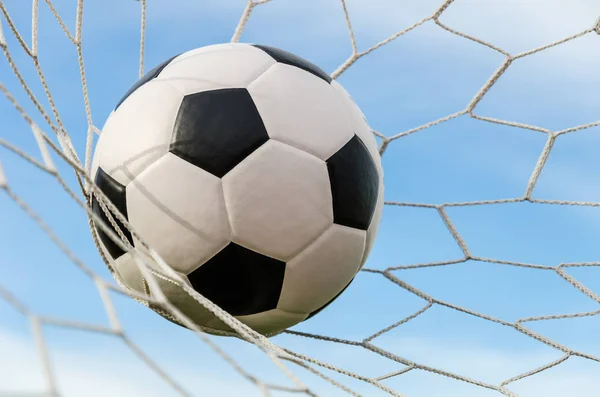 Calcio calcio in rete Goal con il campo cielo . — Foto Stock