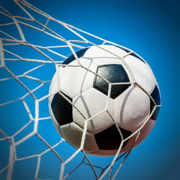 Fotboll Fotboll i netto med fältet sky målet. — Stockfoto