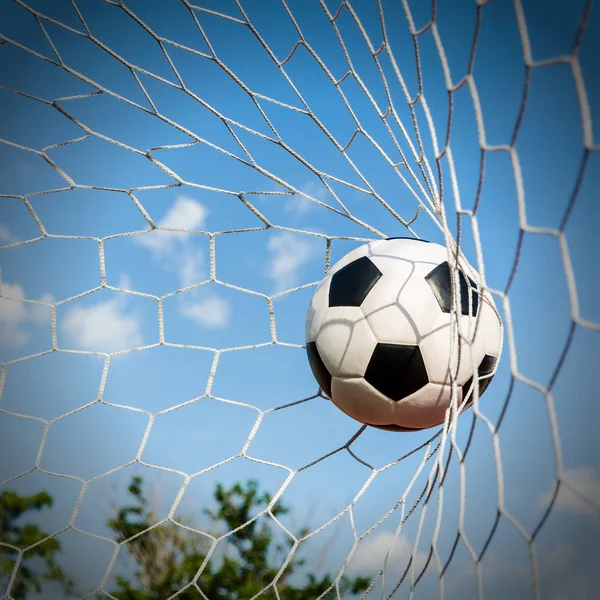 Futebol de futebol em rede Goal com o campo de céu . — Fotografia de Stock