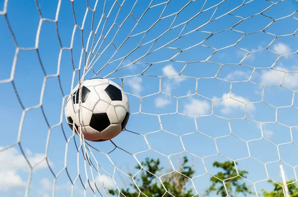 Fußball im Tornetz mit dem Himmelsfeld. — Stockfoto