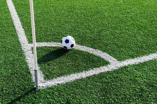 Voetbal voetbal op hoek regel voor hoek kick. — Stockfoto