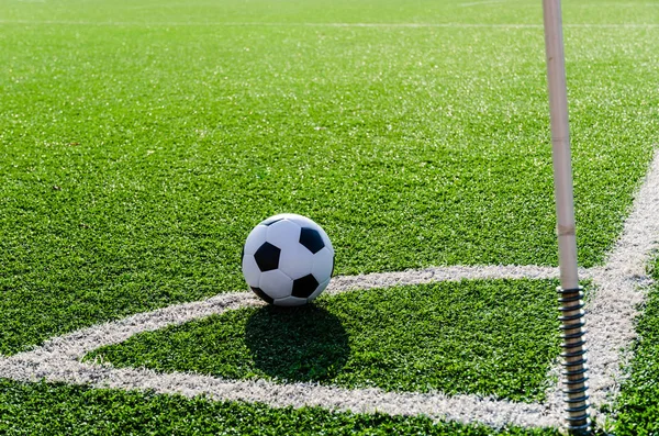 Voetbal voetbal op hoek regel voor hoek kick. — Stockfoto