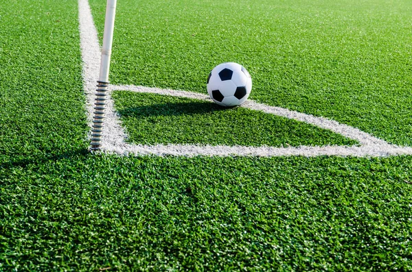 Voetbal voetbal op hoek regel voor hoek kick. — Stockfoto