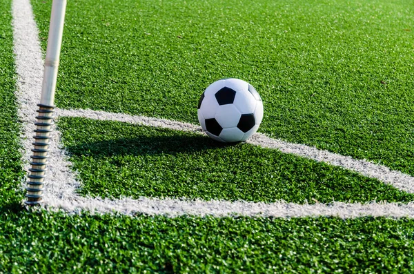 Futbol futbol için köşe köşe satırda tekme.