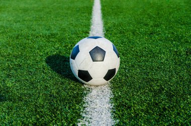 Futbol futbol futbol sahası yeşil çimenlerin üzerinde.