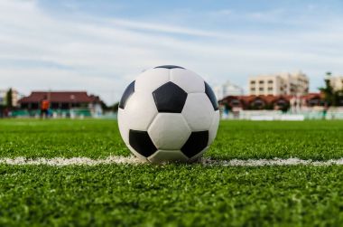 Futbol futbol futbol sahası yeşil çimenlerin üzerinde.