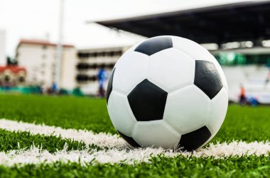 Futbol futbol futbol sahası yeşil çimenlerin üzerinde.