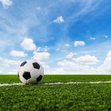 Futbol futbol futbol sahası yeşil çimenlerin üzerinde.