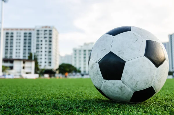 Fußball auf dem grünen Rasen des Fußballplatzes. — Stockfoto