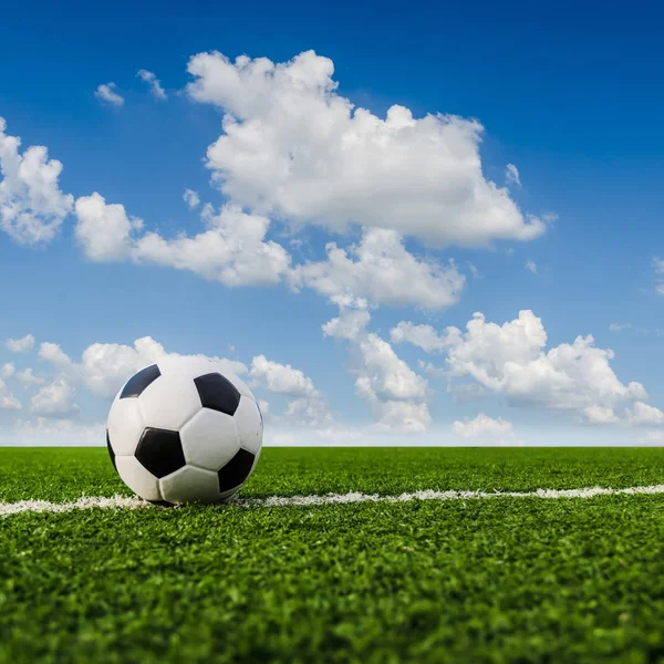 Soccer Football on the green grass of Soccer field. — Stock Photo, Image