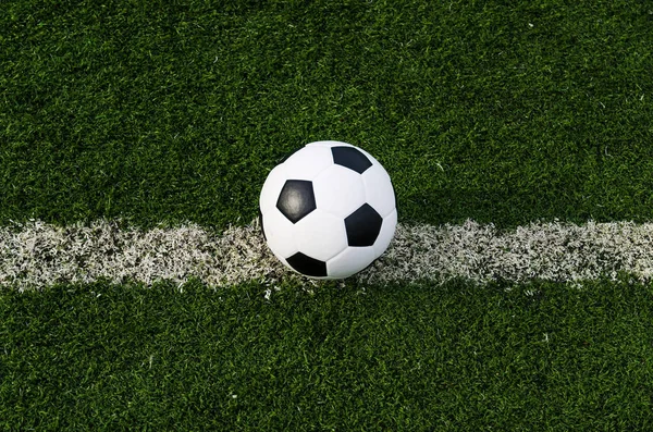 Voetbal voetbal op het groene gras van voetbalveld. — Stockfoto