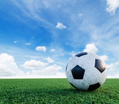 Futbol futbol futbol sahası yeşil çimenlerin üzerinde.