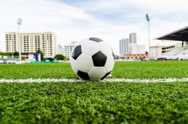 Futbol futbol futbol sahası yeşil çimenlerin üzerinde.