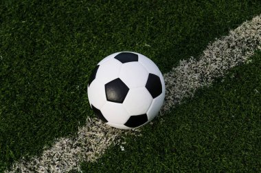 Futbol futbol futbol sahası yeşil çimenlerin üzerinde.