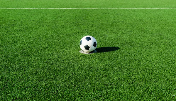 Fußball auf dem grünen Rasen des Fußballplatzes. — Stockfoto