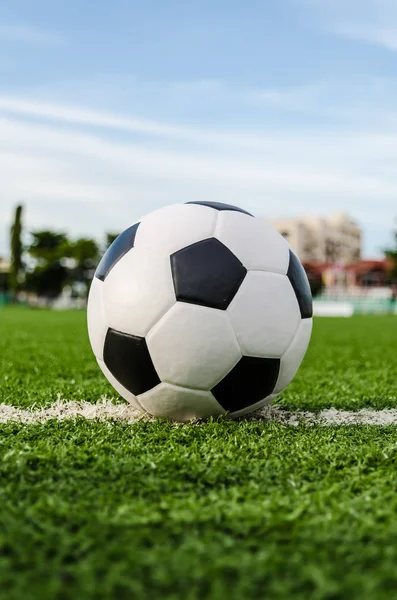 Soccer Football on the green grass of Soccer field. — Stock Photo, Image