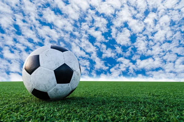 Soccer Football on the green grass of Soccer field. — Stock Photo, Image