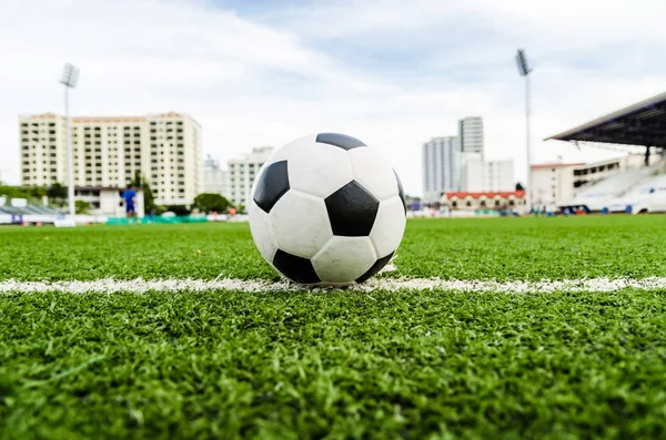 Fußball auf dem grünen Rasen des Fußballplatzes. — Stockfoto