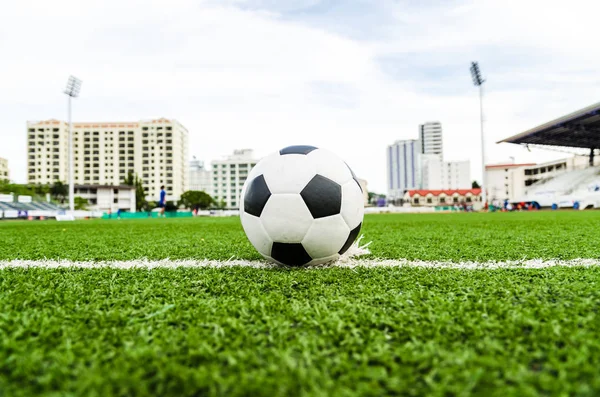 Fußball auf dem grünen Rasen des Fußballplatzes. — Stockfoto