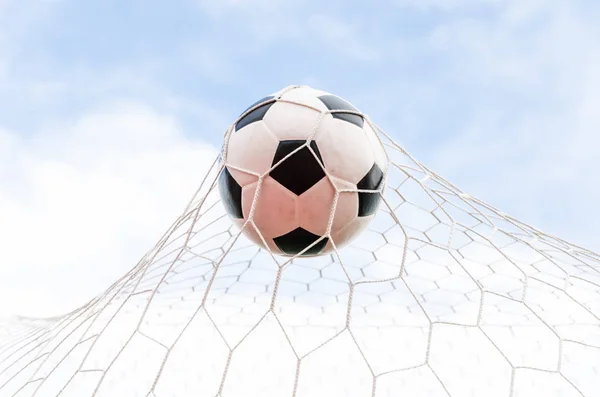 Fútbol fútbol en Goal net con el campo del cielo . — Foto de Stock