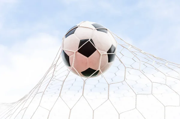 Fútbol fútbol en Goal net con el campo del cielo . — Foto de Stock
